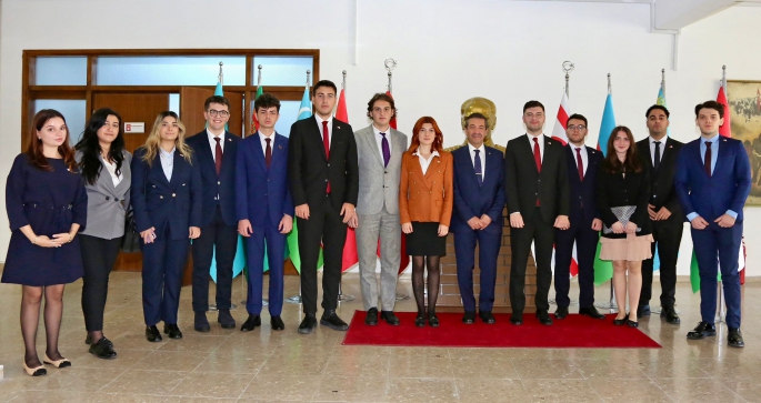  Bakan Ertuğruloğlu, İstanbul Bahçeşehir Üniversitesi öğrencilerini kabul etti