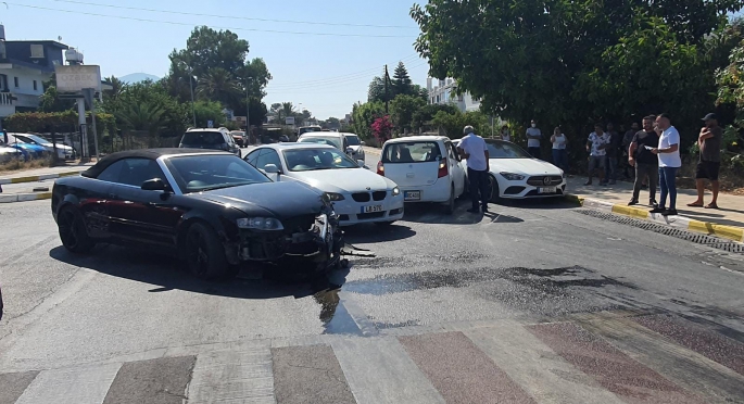 Caddeye dikkatsizce çıktı kazayı beraberinde getirdi