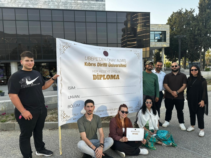 CTP Gençlik Örgütü Girne İlçesi diploma yolsuzluğuna tepki göstermek için eylem yaptı
