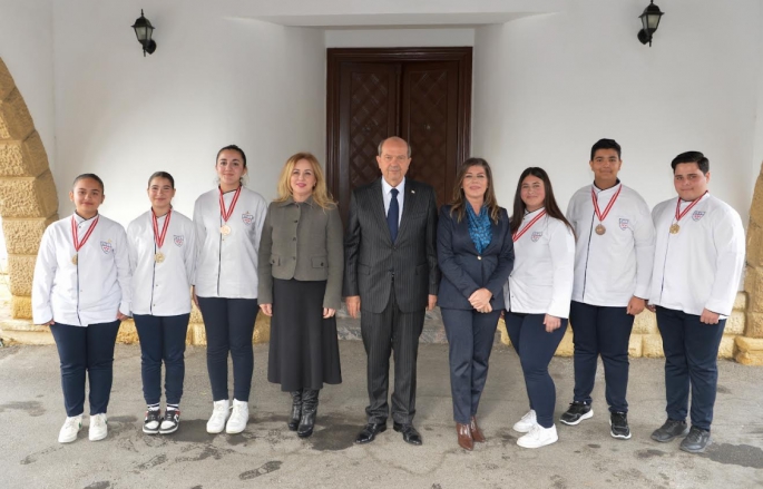  Cumhurbaşkanı Ersin Tatar, Haydarpaşa Ticaret Lisesi müdür, öğretmen ve öğrencilerini kabul etti