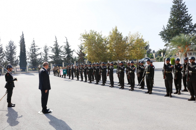 Cumhurbaşkanı Ersin Tatar, KTBK ve GKK komutanlarını ziyaret etti