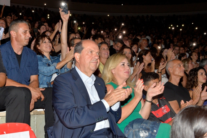 Cumhurbaşkanı Ersin Tatar ve eşi Sibel Tatar, Mor ve Ötesi konserini izledi