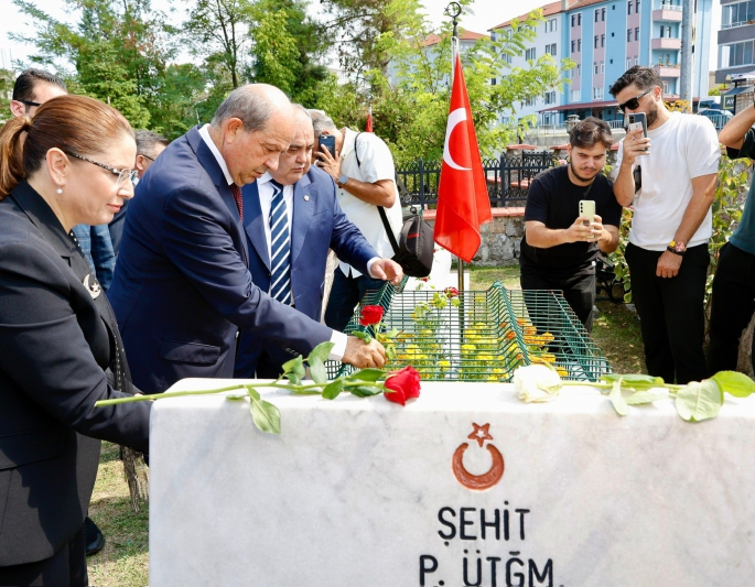  Cumhurbaşkanı Tatar, Bartın Şehitliği’ni ziyaret etti