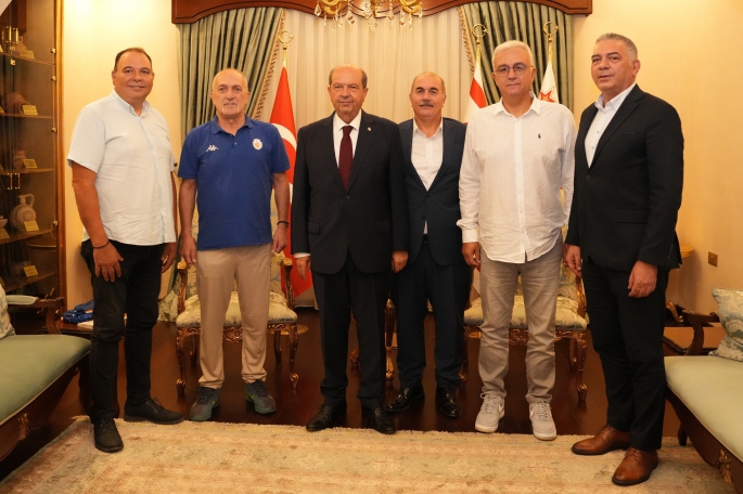  Cumhurbaşkanı Tatar, Basketbol Federasyonu yetkililerini kabul etti