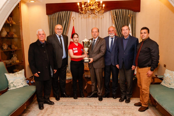  Cumhurbaşkanı Tatar, Bilardo Federasyonu yönetimi ve milli sporcu Ghaffari’yi kabul etti