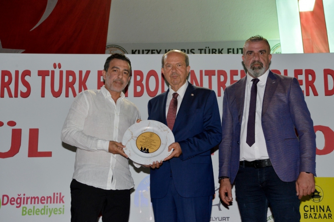  Cumhurbaşkanı Tatar, futbol antrenörlerine ödüllülerini takdim etti