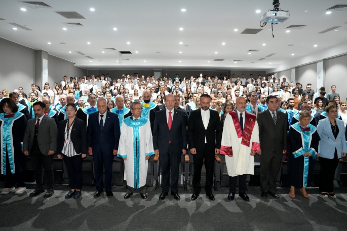  Cumhurbaşkanı Tatar, Girne Üniversitesi’nde yeni akademik yılın ilk dersini verdi