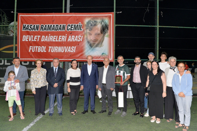  Cumhurbaşkanı Tatar, Hasan Ramadan Cemil Daireler Arası Futbol Turnuvası’nın final karşılaşmasını izledi