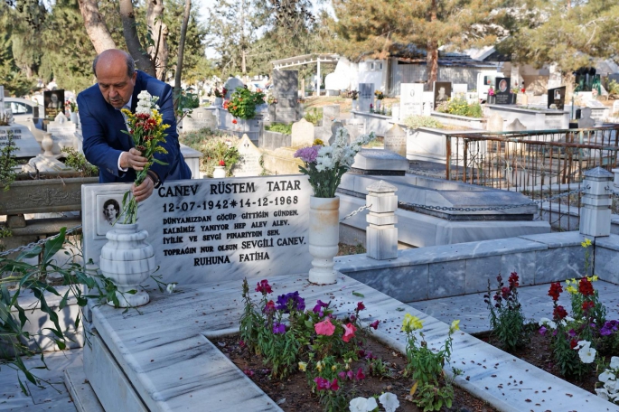  Cumhurbaşkanı Tatar, Lefkoşa Kabristanlığındaki yakınlarının mezarlarını ziyaret etti