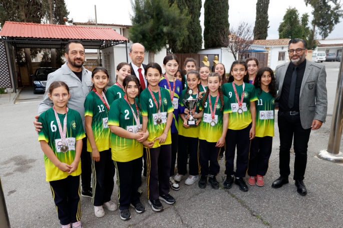 Cumhurbaşkanı Tatar Necati Taşkın İlkokulu hentbol takımını kabul etti