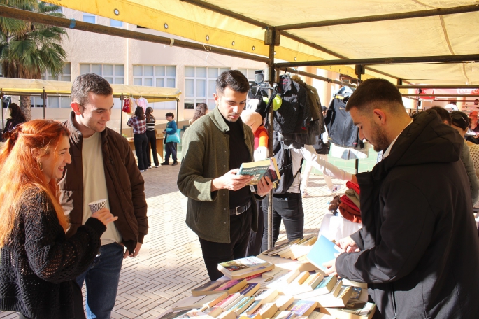 DAÜ Hukuk Fakültesi Şampiyon Melekleri Yaşatma Derneği yararına kermes düzenledi