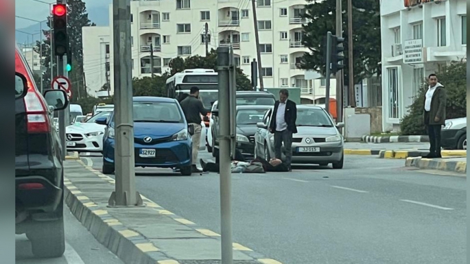 Dikkatsizlik sonucu yayaya çarparak durdu! Yayalar Lefkoşa devlet hastanesine kaldırıldı 