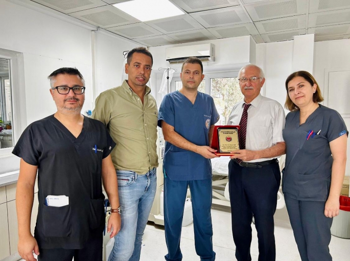  Diyaliz ve Böbrek Hastaları Derneği’nden Prof. Dr. Gür’e plaket