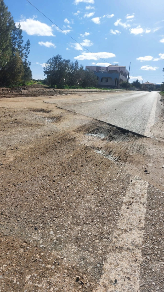 DOĞANCI KÖYÜ’NDE YOL ÇALIŞMASI TEHLİKE SAÇIYOR: SÜRÜCÜLER ÇUKURA DÜŞÜYOR, ARAÇLARI ZARAR GÖRÜYOR!