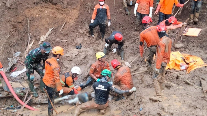 Endonezya'da altın madenindeki heyelanda ölenlerin sayısı 23'e çıktı