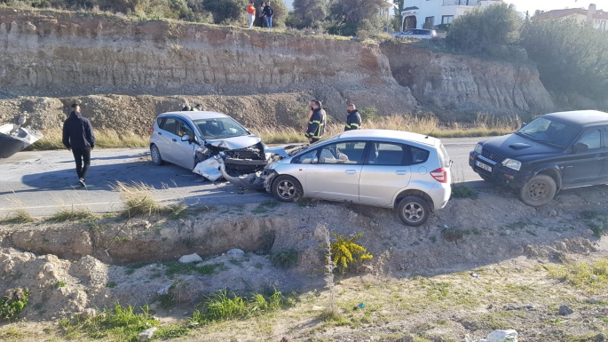 Esentepe'de korkutan kaza, 2 araç bir birine girdi