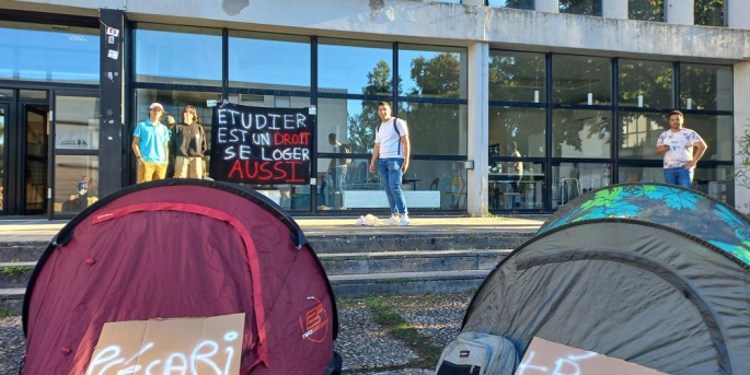  Fransa'da öğrenciler Meclisin önünde çadır kurarak kötü barınma koşullarını protesto etti