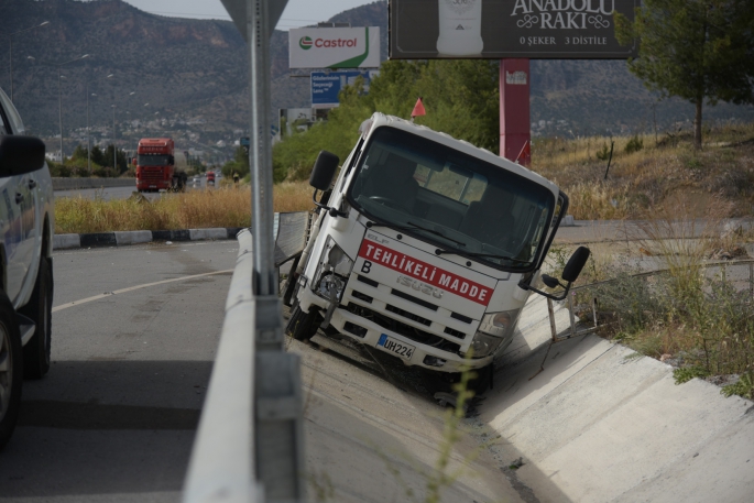 Girne-Lefkoşa anayolunda boş tüp yüklü kamyonet devrildi… Sürücü yaralandı