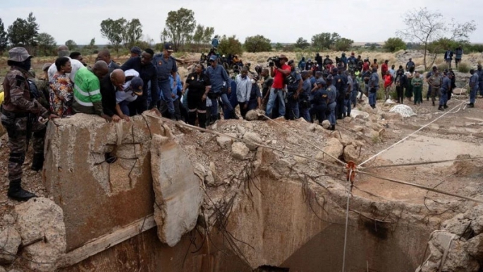  Güney Afrika'da 4 aydır madende direnen 1300 kaçak madenci polise teslim oldu