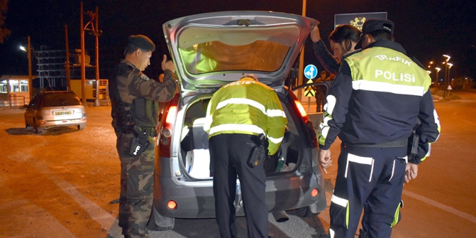 Güzelyurt’ta polis göz açtırmadı, yapılan denetleme sonuçunda 1200 araba denetlendi bir araçta madde bulundu 