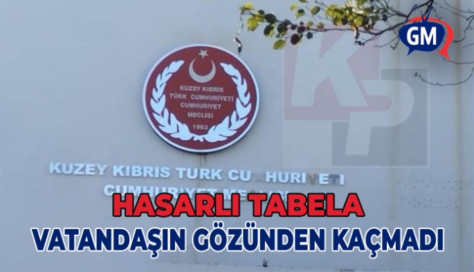 Hasar gören KKTC Cumhuriyet Meclis tabelası uzun süredir tamir edilmiyor