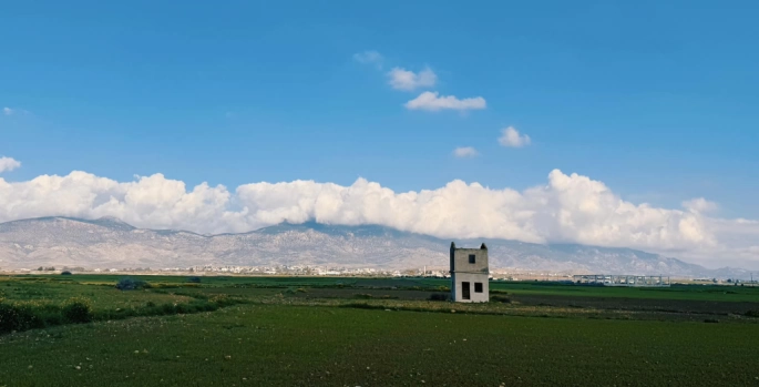 Hava açık ve az bulutlu