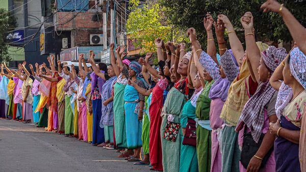  Hindistan'da kayıp 2 öğrencinin ölü bulunması protestolara yol açtı