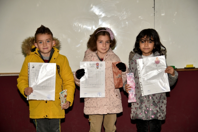  İlk ve orta eğitimde karneler dağıtıldı, yarıyıl tatili başladı