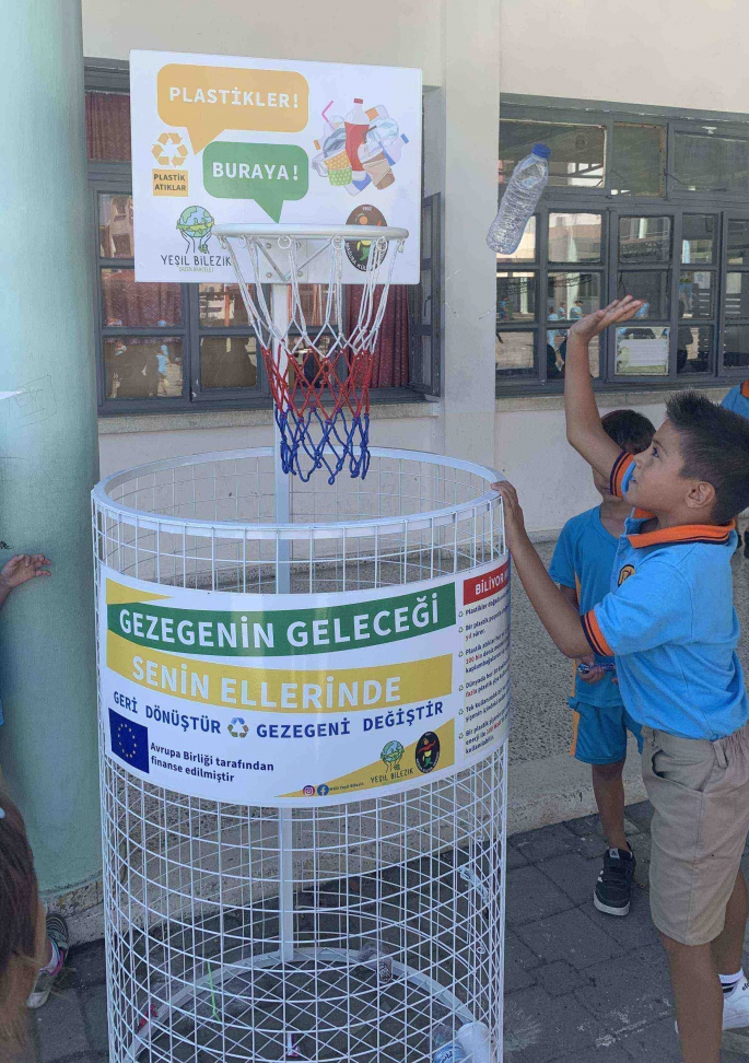  İlkokullara Basket Potası şeklindeki “Atık Ayrıştırma Kutuları” kazandırıldı