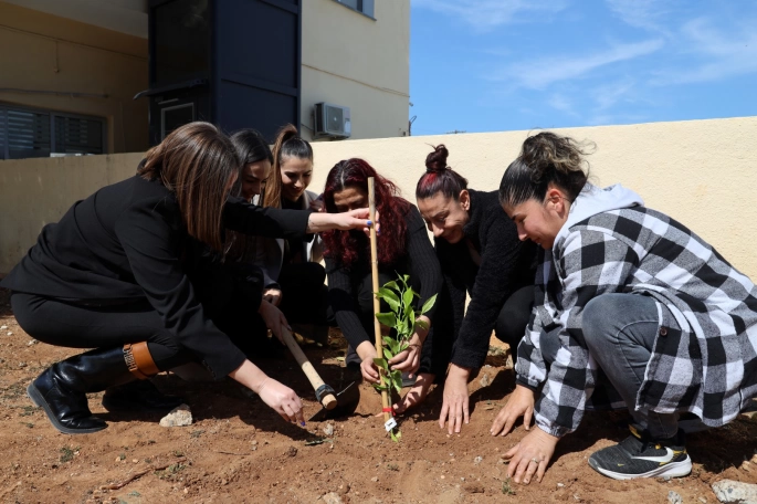 İskele Belediyesi, 8 Mart Kadınlar Günü dolayısıyla bölgede yaşayan kadınlara fidan hediye etti