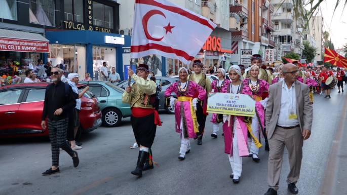 İskele Belediyesi Yıldızlar Halk Dansları Topluluğu, Silifke’de festivale katıldı