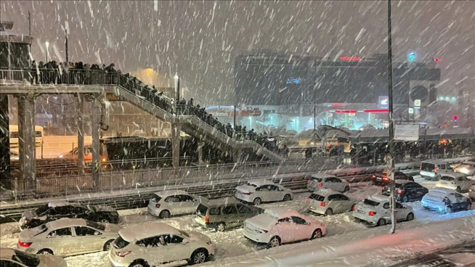 İstanbul'da kar yağışı hayatı ve trafiği olumsuz etkiliyor