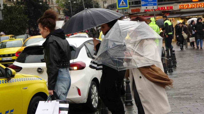  İstanbul'da sağanak ve rüzgar etkili oluyor