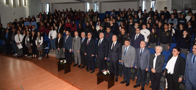  İstiklal Marşı’nın kabulünün yıl dönümünde öğrencilerin katılımıyla “Mehmet Akif Ersoy – Türk’ün Özü Akif’in Sözü” paneli yapıldı