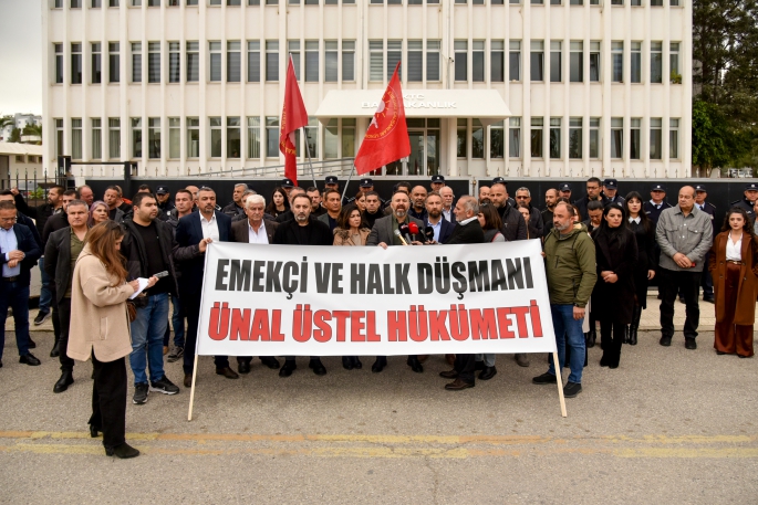  Kamuda yetkili beş sendika “vergi düzenlemesine” karşı Başbakanlık önünde “mücadele ateşi” yaktı