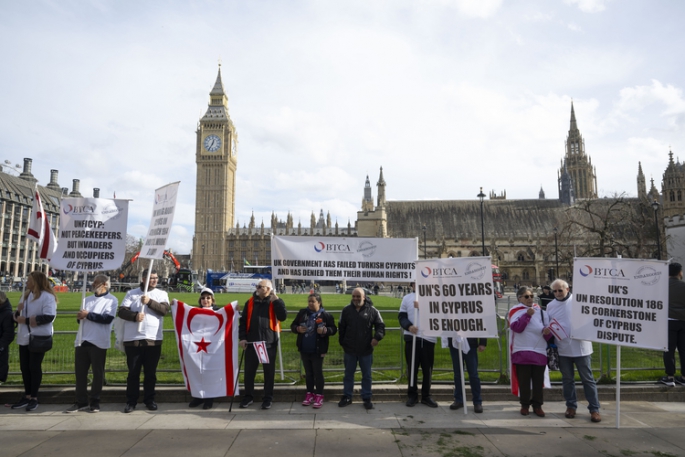 Kıbrıslı Türkler, 60. yılında BMGK'nin Kıbrıs'a barış gücü gönderilmesi kararını Londra'da protesto etti