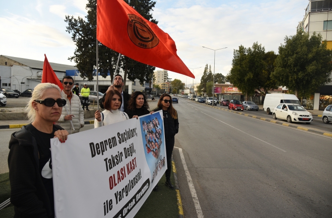  KTOEÖS İsias sanıklarının olası kastla yargılanması talebiyle Başbakanlık ışıklarında eylem yaptı