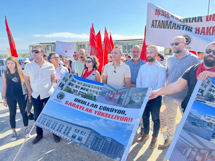 KTOEÖS, Lefkoşa’da eylem yaptı, okulların açılmamasını protesto etti