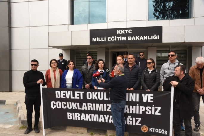 KTOEÖS Milli Eğitim Bakanlığı'na siyah çelenk bıraktı