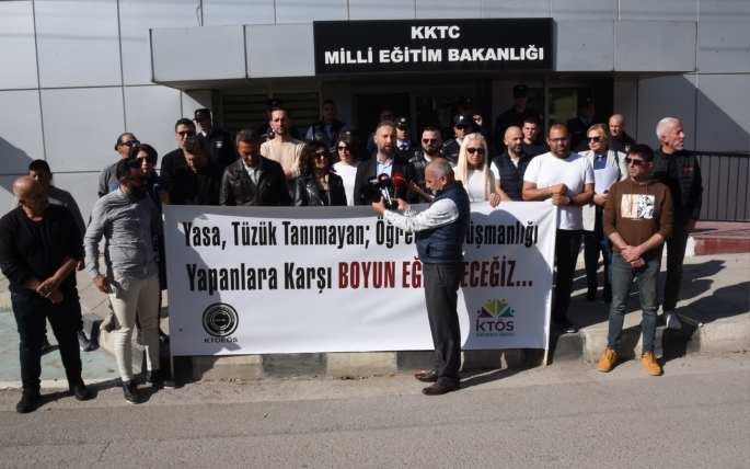  KTÖS ve KTOEÖS, öğretmene maaş kesintisini Milli Eğitim Bakanlığı önünde protesto etti