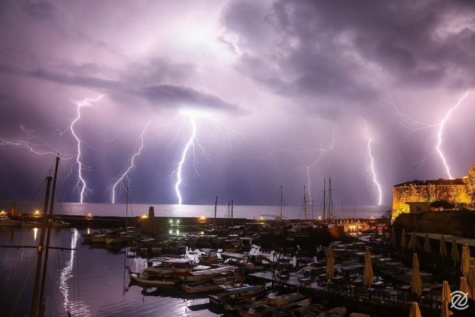 Kuzey Kıbrıs Türk Cumhuriyeti’nin (KKTC) turizm başkenti olarak bilinen Girne kentinde şimşekler hem korkuttu hem de sunduğu görsel şölenle büyüledi.