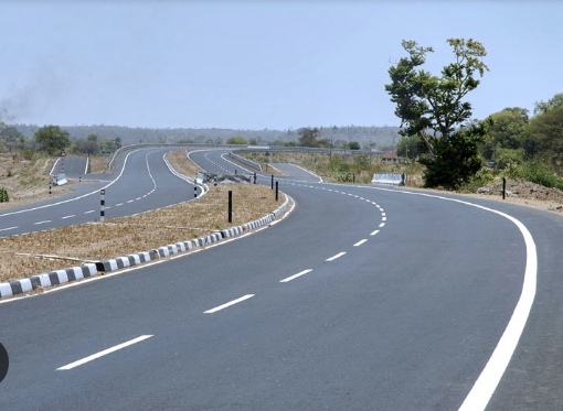  Lefkoşa-Gazimağusa yolunda yol işaretleme yapılıyor