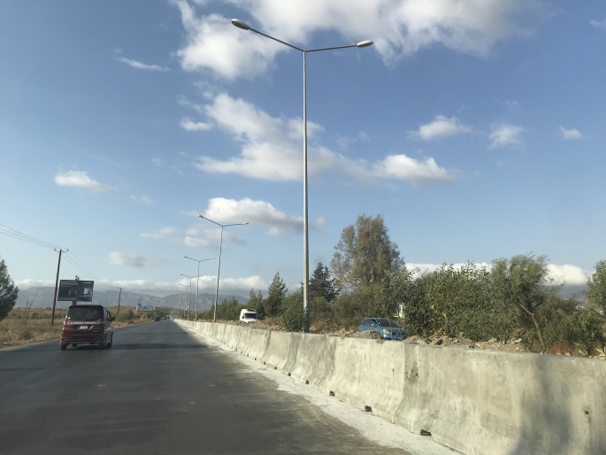 Lefkoşa Girne ana yolu orta refüj yapılıyor