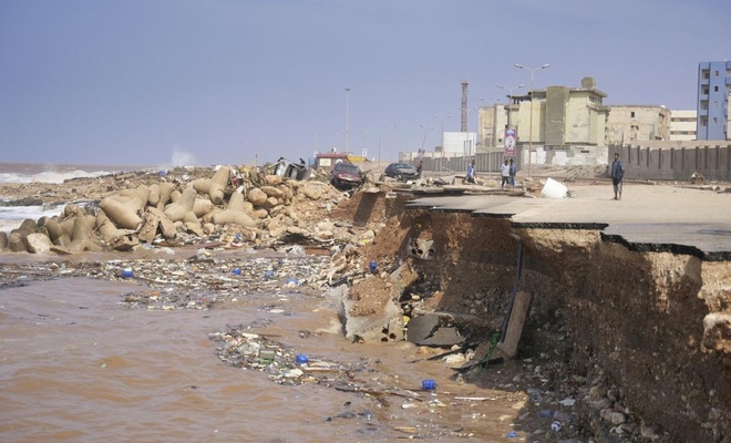  Libya'da selin ikiye böldüğü Derne'de geçici köprü inşa ediliyor