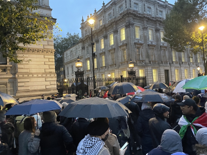  Londra’da Filistin yanlısı binlerce gösterici Başbakanlık ofisinin yer aldığı Downing Sokağı’nda toplandı