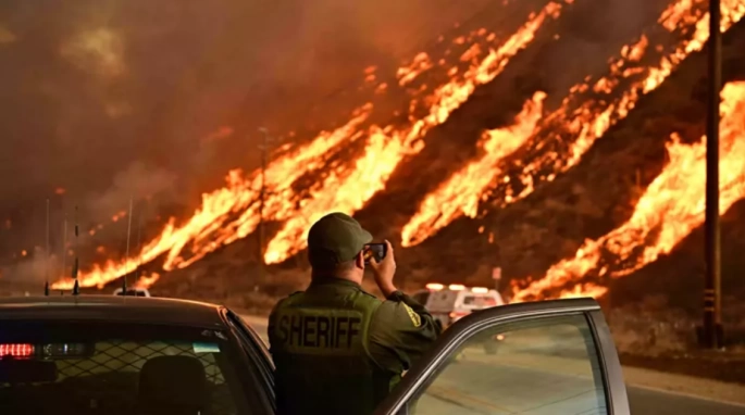 Los Angeles'ın kuzeyinde yeni bir yangın nedeniyle 50 bin kişi için tahliye emri veya uyarısı verildi 