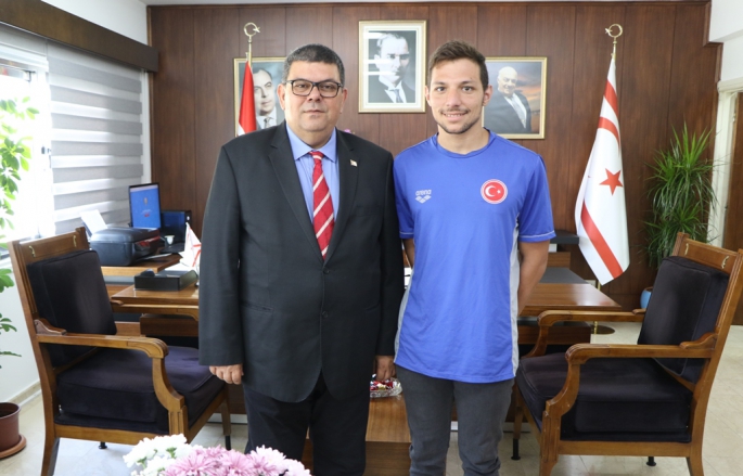  Maliye Bakanı Berova, Milli Yüzücü Ulaç’ı kutladı: “Gurur ve iftihar kaynağısınız”