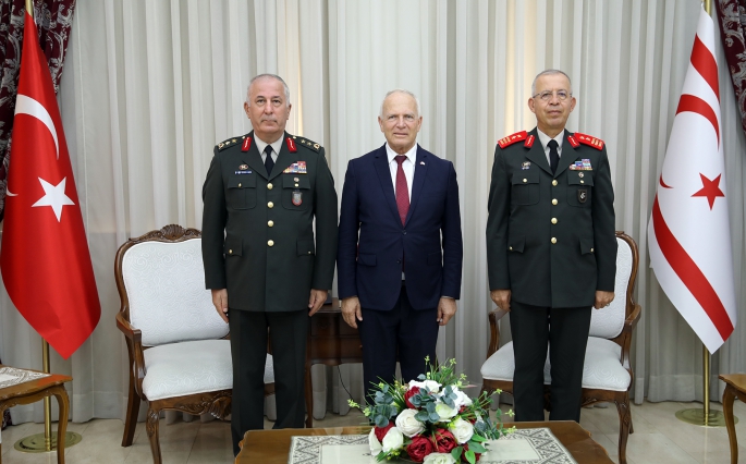  Meclis Başkanı Töre görev süresi sona eren komutanları kabul etti