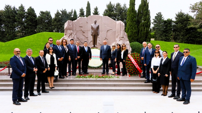 Milli Eğitim Bakanı Çavuşoğlu, Haydar Aliyev’in Anıt Mezarı’nı ziyaret etti