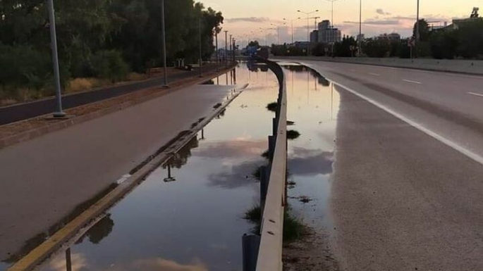  Polis, Gazimağusa-İskele ana yolunda oluşan su birikintisi nedeniyle sürücüleri uyardı